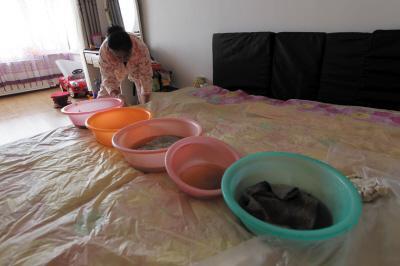 黄平楼上漏水，住户失联，小区没物管，业主维权难！律师来支招……